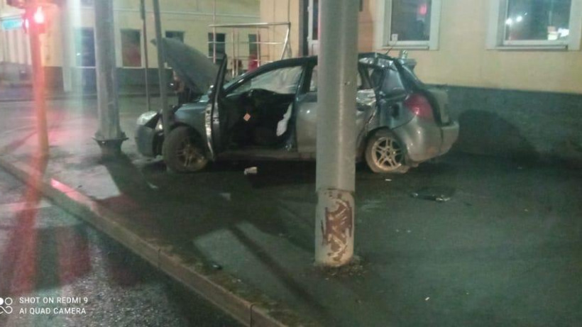 На Московской водитель KIA протаранил столб. Двое попали в больницу