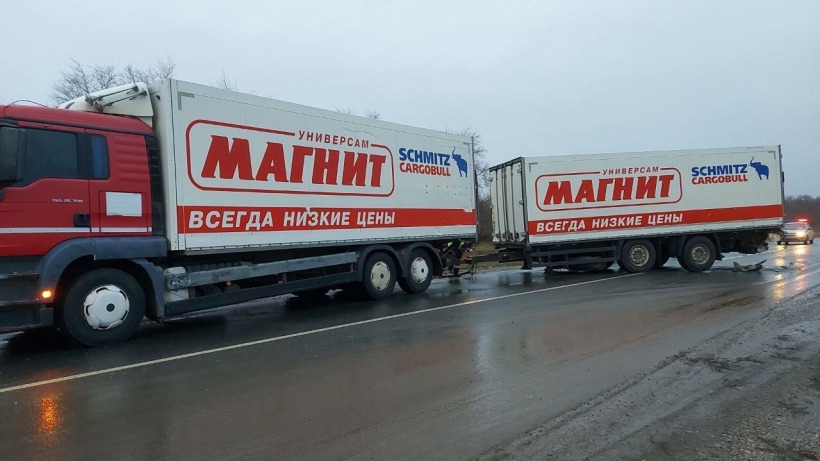 На трассе под Саратовом у большегруза «Магнита» оторвался прицеп. Погиб водитель легковушки