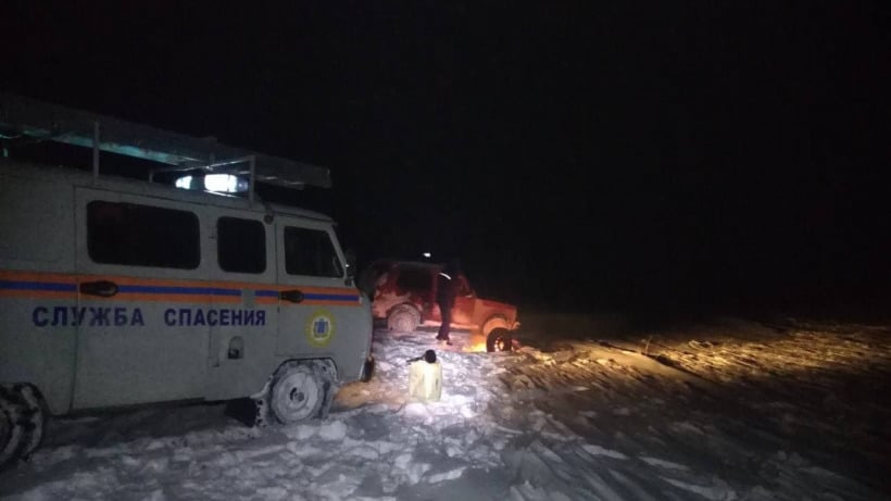 Компания с тремя детьми заблудилась в поле под Ершовом и замерзала. Выручили спасатели