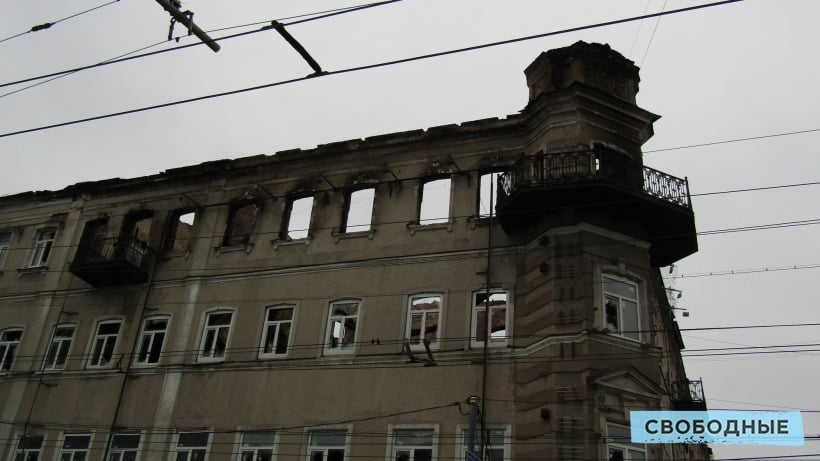 Здание гостиницы «Россия» стянут каркасом, а её окна заложат кирпичом