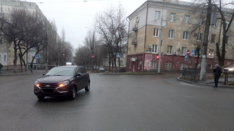 За утро в Саратове под колеса машин попали двое пенсионеров