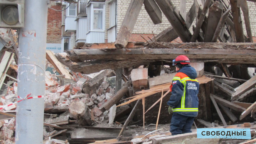 При обрушении дома в центре Саратова пострадал водитель иномарки