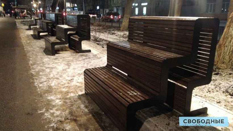 «Плацкарт для бездомных». На бульваре Рахова установили новые скамейки, они вызвали шутки в соцсетях