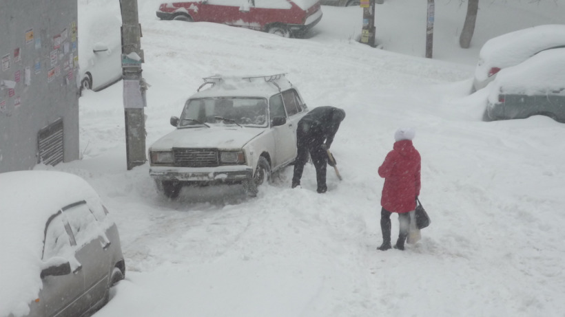 В Саратове обильно выпал снег. ГИБДД просит водителей быть осторожными