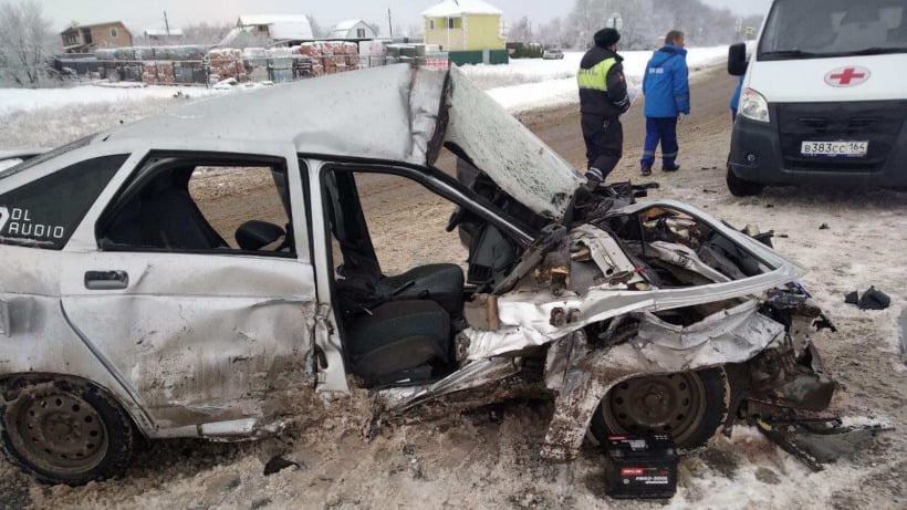 В Энгельсе «двенадцатая» врезалась в КамАЗ. Трое пострадавших