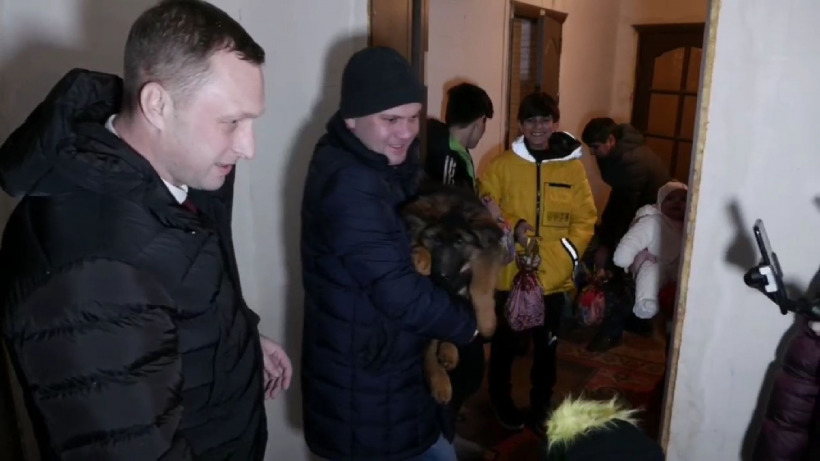 Бусаргин на новоселье многодетной семье подарил щенка немецкой овчарки