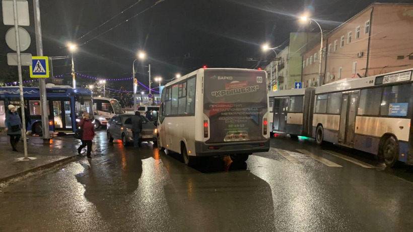 Водитель саратовской маршрутки пострадал в тройном ДТП