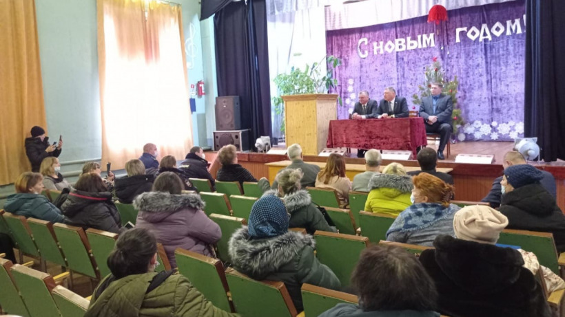 Романов пообещал пилюгинцам не закрывать школу, «пока в ней есть дети»