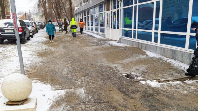 Власти Саратова отреагировали на жалобу о гололеде у детской поликлиники №10