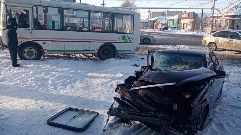 В Балашове «Приора» столкнулась с пассажирским автобусом. В больнице оказался подросток