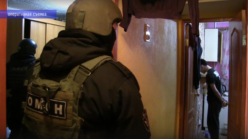 Серийного обманщика саратовских пенсионеров задержали после штурма его квартиры