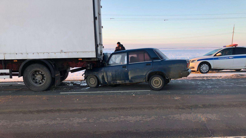 Саратовские водители протаранили стоящие грузовики и попали в больницу