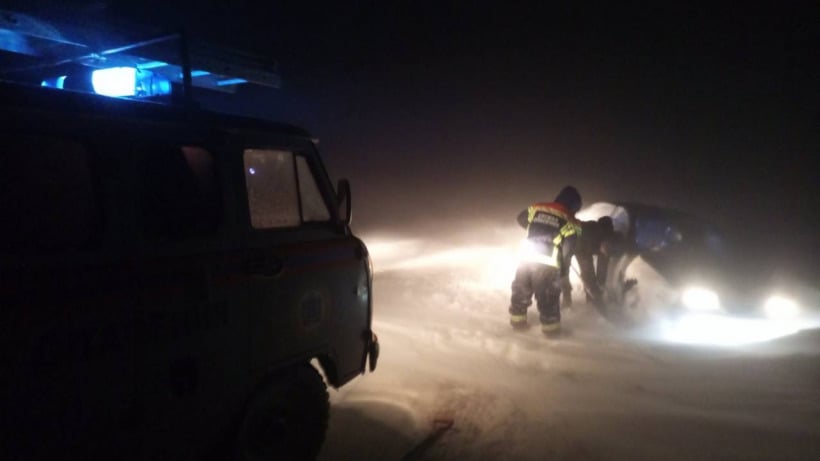 Саратовские спасатели ночью оказали помощь замерзавшим на дороге водителям. Один вез детей