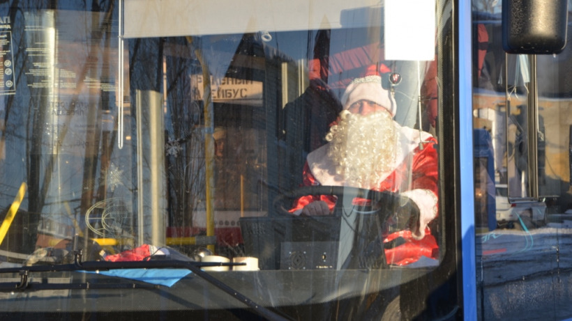 В Саратове за рулем новогодних троллейбусов заметили Дедов Морозов