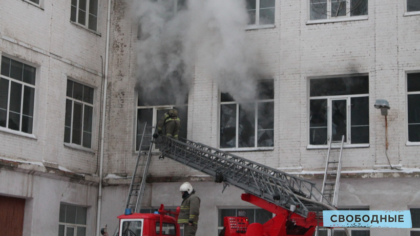 МЧС: В саратовской школе №18 горит один кабинет на втором этаже