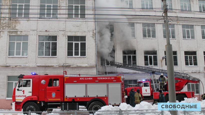 Возгорание в саратовской школе локализовано. Пожарные бьют стекла еще на одном этаже