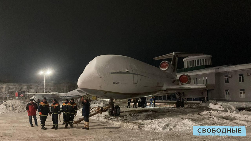 У здания саратовского аэровокзала начали установку самолета-памятника 