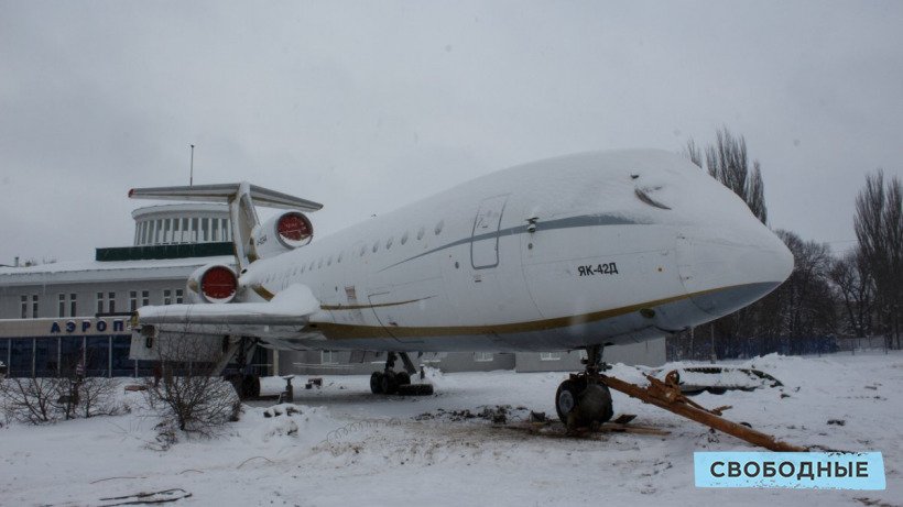 Превращение самолета Як-42 в памятник у бывшего саратовского аэропорта. Фоторепортаж