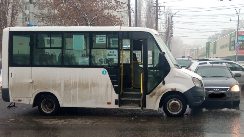 В Саратове пассажирку маршрутки увезли в больницу после ДТП 