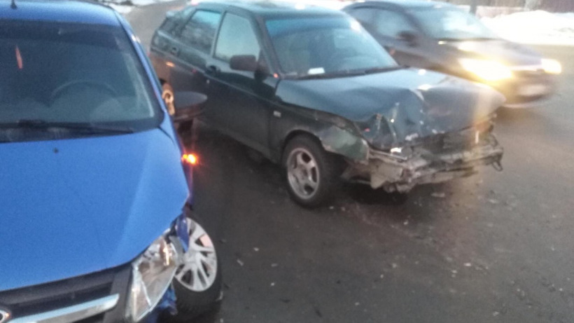 В Балакове водитель «двенадцатой» попал в больницу после аварии с «Грантой»