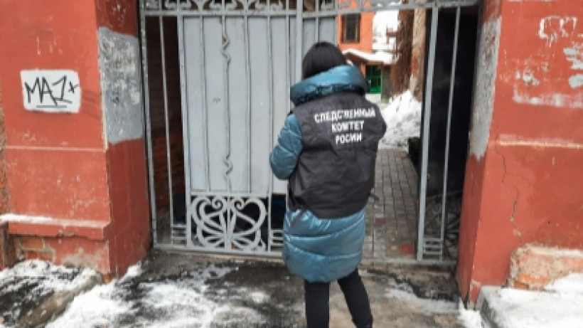 Во дворе саратовского дома насмерть замерз неизвестный мужчина