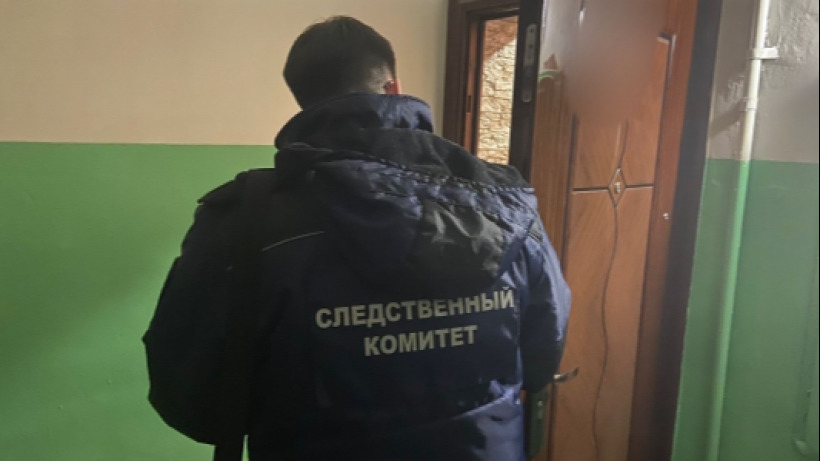 В подъезде саратовского офицерского дома обнаружили труп с изрезанным лицом
