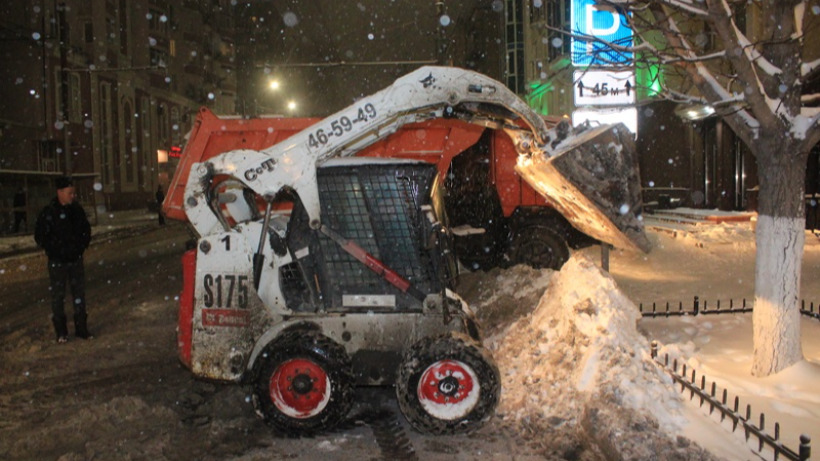 Власти Саратова требуют от управляющих компаний вывозить снег из дворов