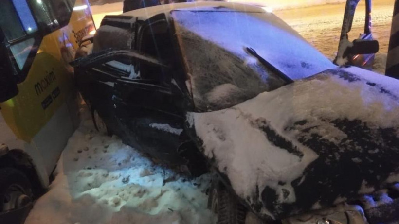 В Балакове «десятка» врезалась в автобус. В больнице оказалась 12-летняя девочка
