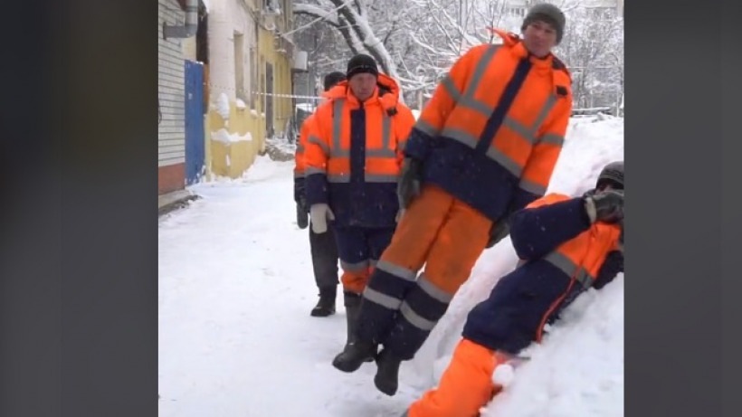 Мэрия засыпаемого снегом Саратова опубликовала в TikTok видео падающих в сугроб коммунальщиков