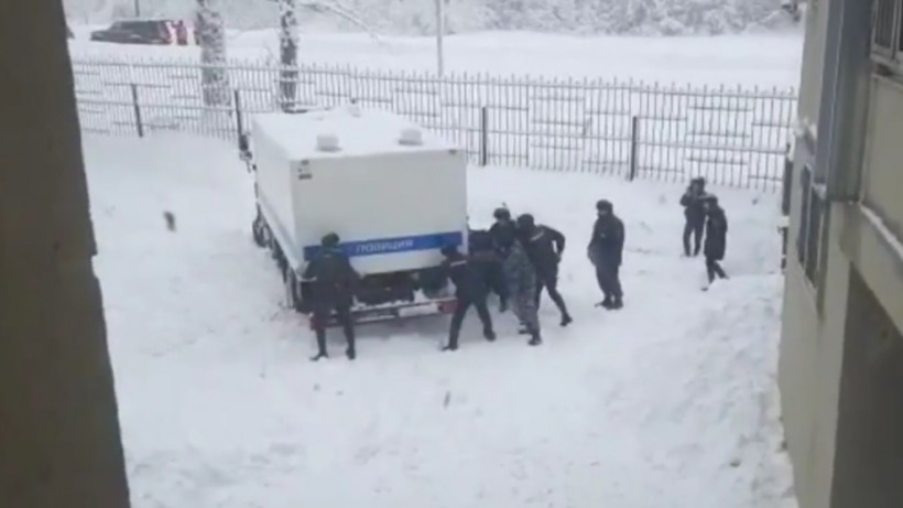 Восемь полицейских не смогли вытолкать увязший в снегу у саратовского суда автозак