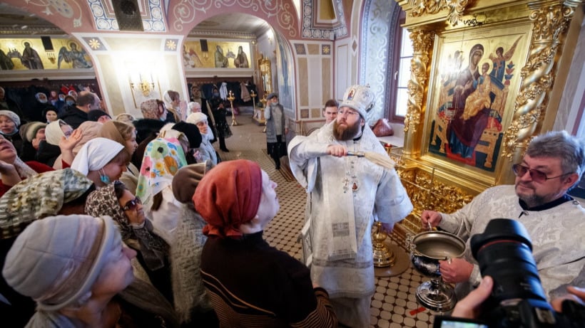 Саратовский митрополит совершил великую вечерню перед Крещением. Многие пришли без масок и «просто за водой»