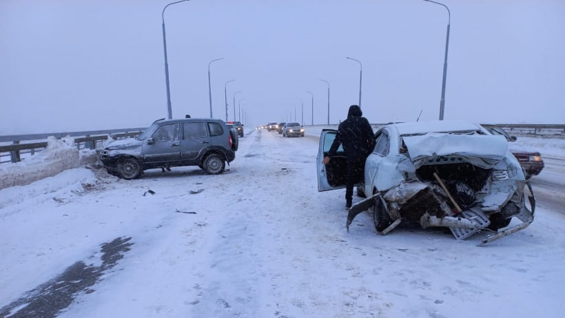 В ДТП на балаковском Мосту Победы пострадали два человека