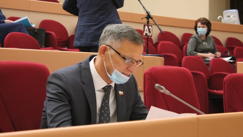 Саратовский депутат заподозрил, что ему сокращают время выступления из-за тупости