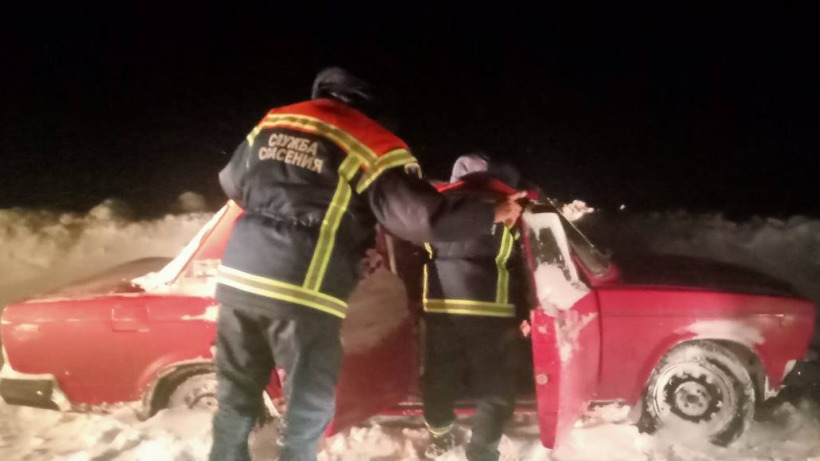 Саратовские спасатели эвакуировали застрявших в снегу автолюбителей