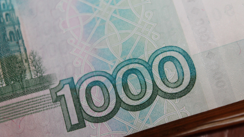 Курс рубля рухнул ниже годового минимума