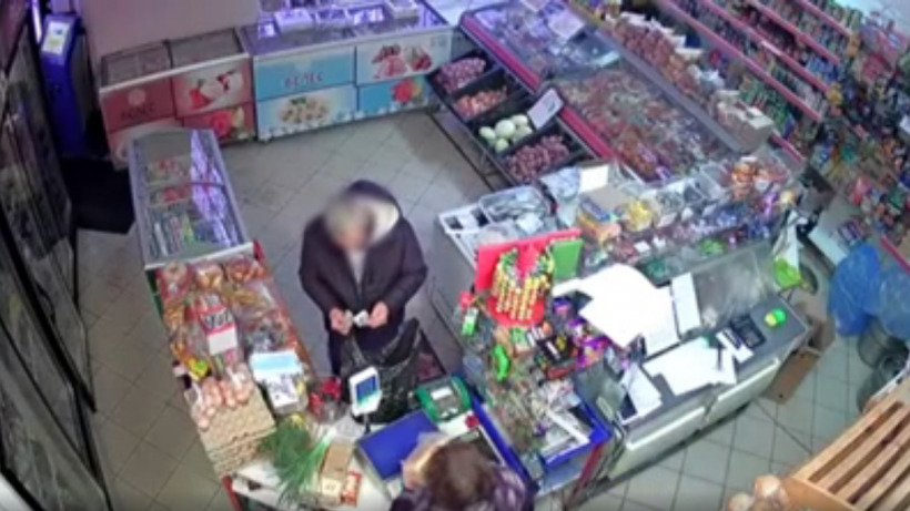 Житель Энгельса расплатился за продукты купюрами «банка приколов». Теперь его хотят судить за грабеж