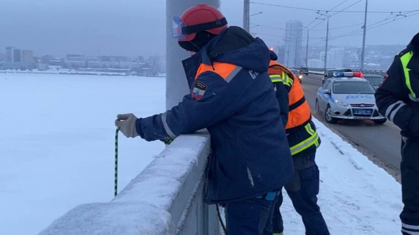 Женщина упала с моста Саратов-Энгельс и погибла