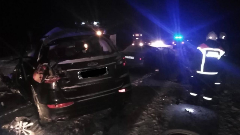 В Пугачеве в аварии погиб водитель иномарки. Еще четыре человека оказались в больнице