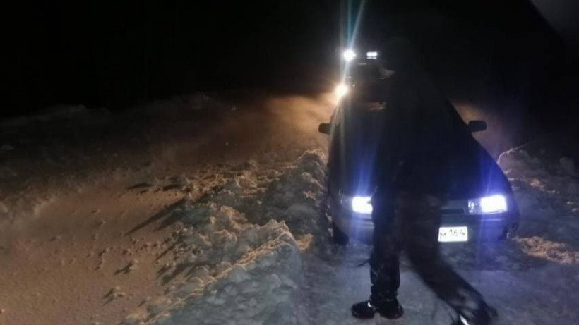 За ночь саратовские спасатели вызволили 18 человек из снежного плена на дорогах