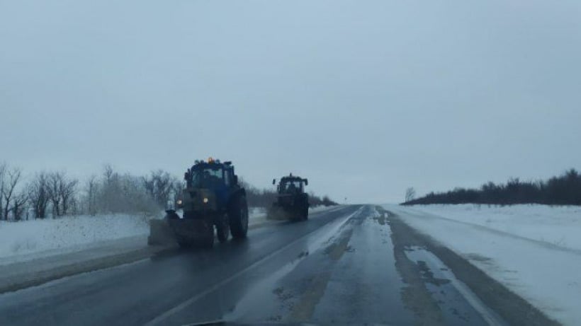 Бусаргин: В 19 районах Саратовской области идет снег, но все дороги открыты