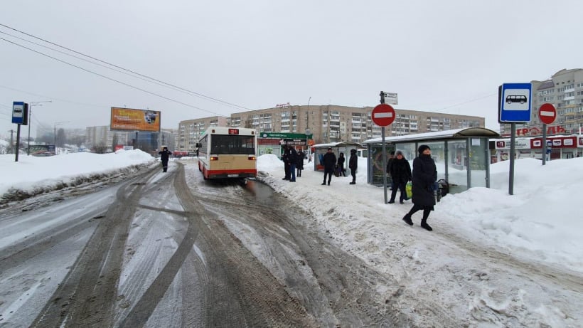 В Саратове автобус №2Д сбил стоявшего у обочины дороги пешехода