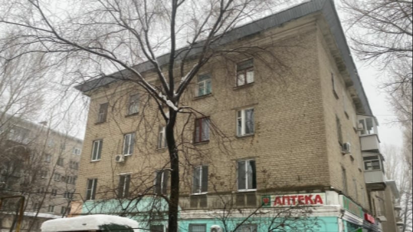 Саратовец получил сотрясение мозга из-за падения снега с крыши на 2-й Садовой