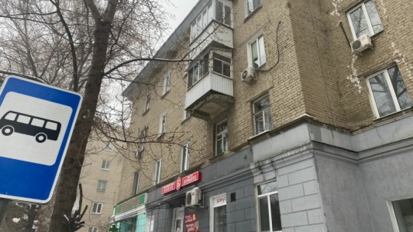 После сотрясения мозга саратовец назвал три дома, с которых на него могла упасть снежная глыба