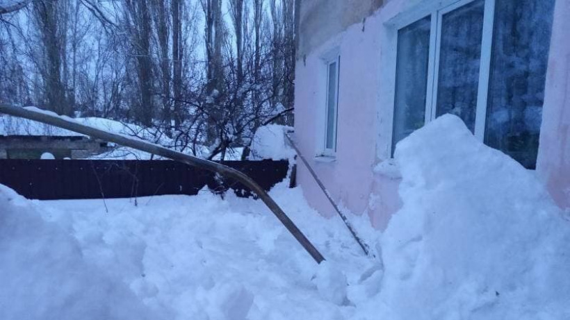 В Вольске снег с крыши дома повредил газовую трубу
