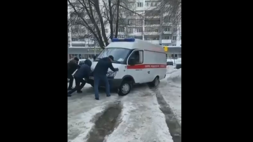 В Саратове машина скорой помощи застряла в ледяной колее