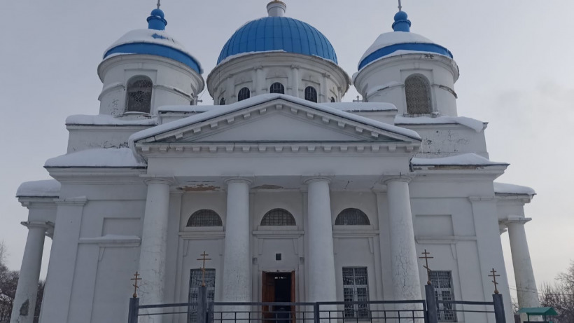 В селе под Вольском загорелся храм