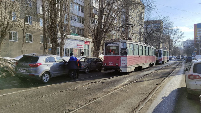 В Саратове прервалось движение трамваев №9 из-за неудачно припаркованного внедорожника