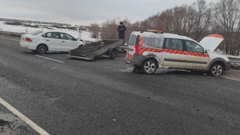 Под Балашовом водитель «Ларгуса» с прицепом пострадал в столкновении с «Фольксвагеном»