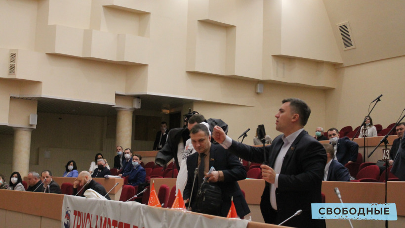 Депутаты-коммунисты покинули заседание думы после лишения Бондаренко мандата
