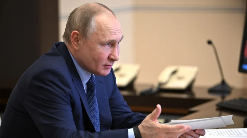 Путин подписал закон о фейках и дискредитации армии в день принятия его Госдумой